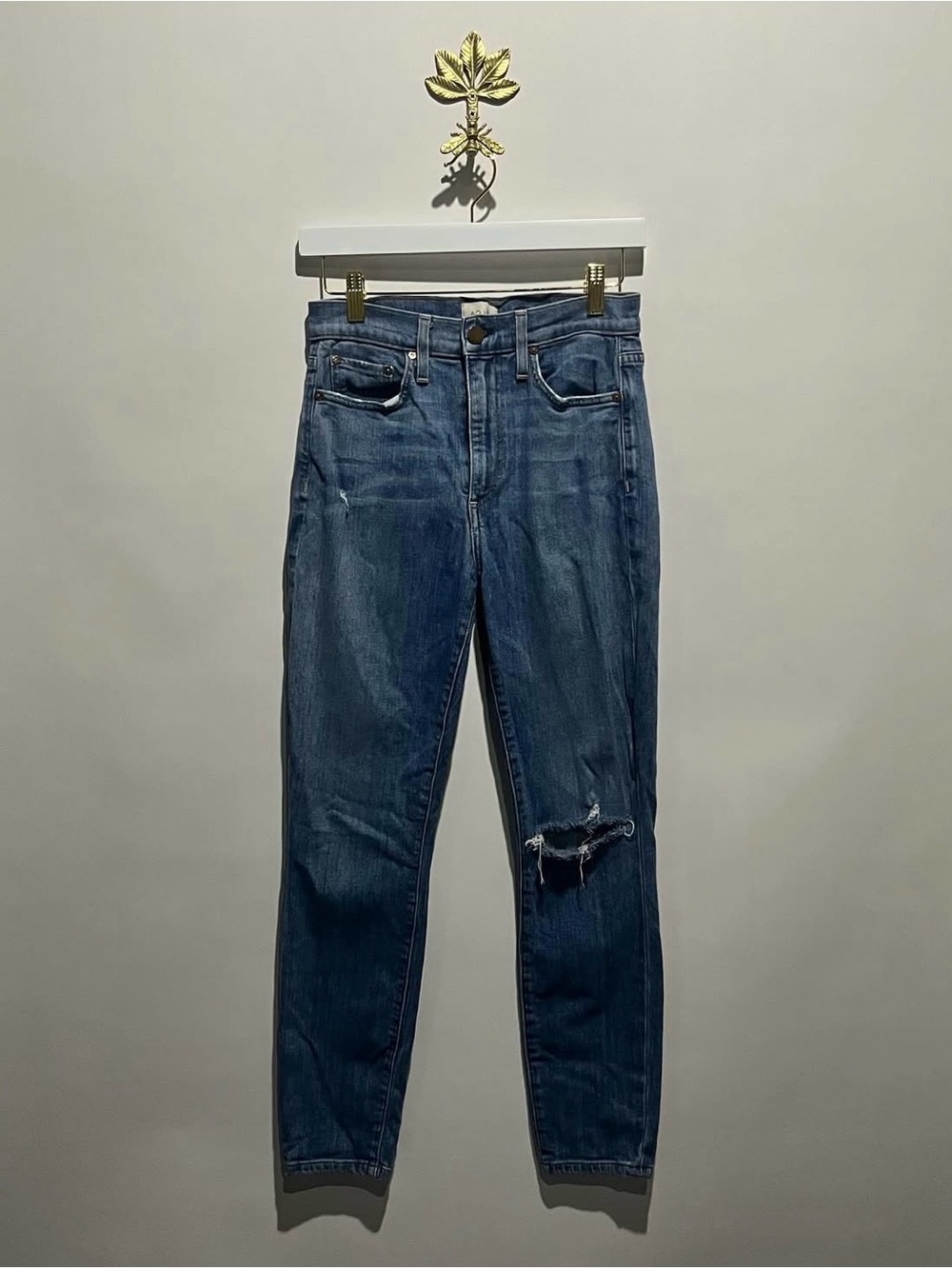 Alice + Olivia Dark Blue Skinny Jeans with Knee Distress